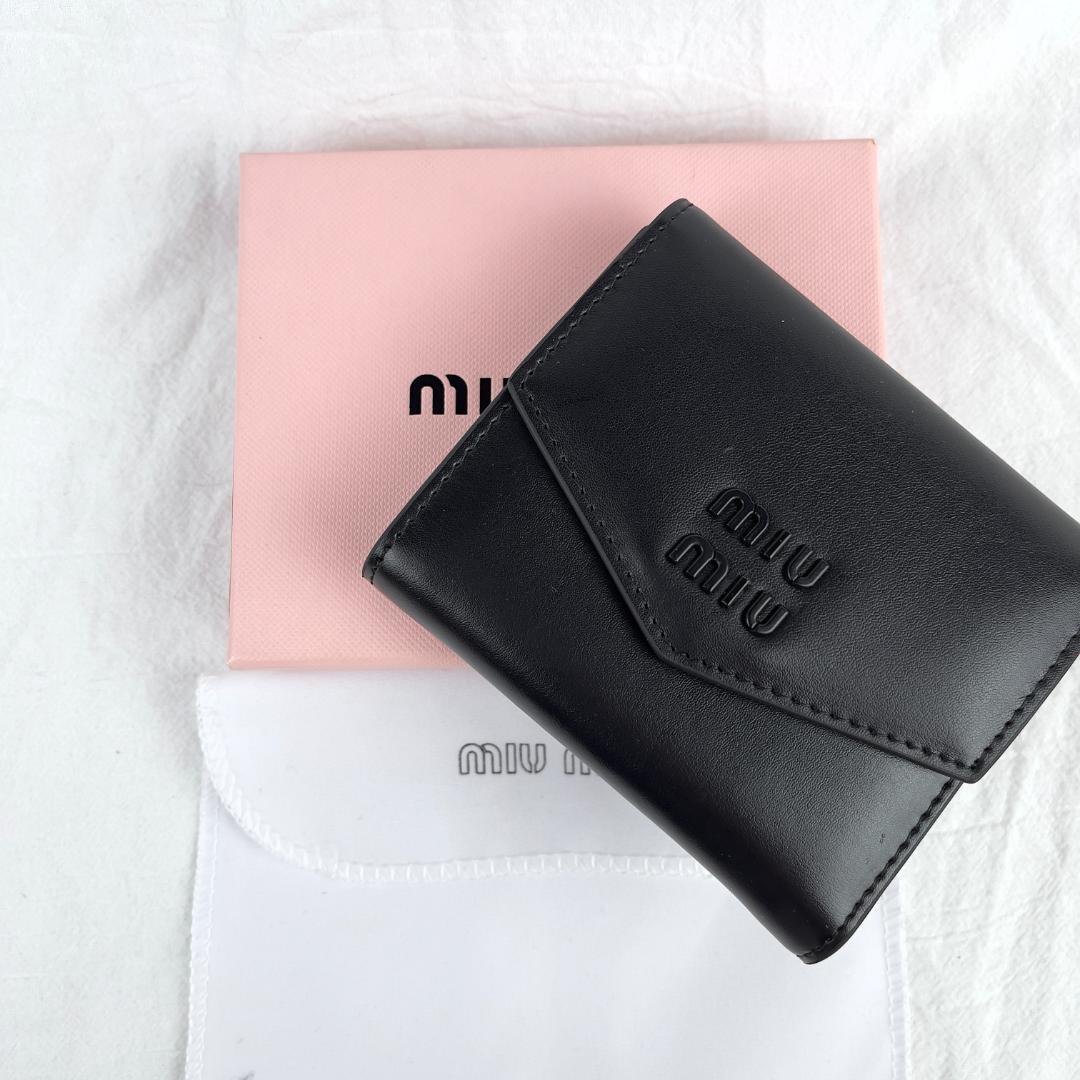 MIU MIU ブラック 三つ折り財布 miu miu ブラック 三つ折り財布 - メルカリ