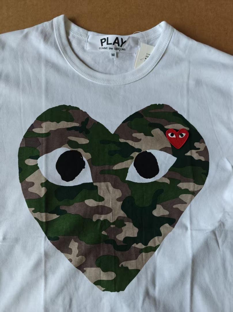 COMME des GARCONS ★逆さまのハート 迷彩柄Tシャツ カジュアル プレイ・コムデギャルソン 迷彩カモのハート×赤ワッペンTシャツ
