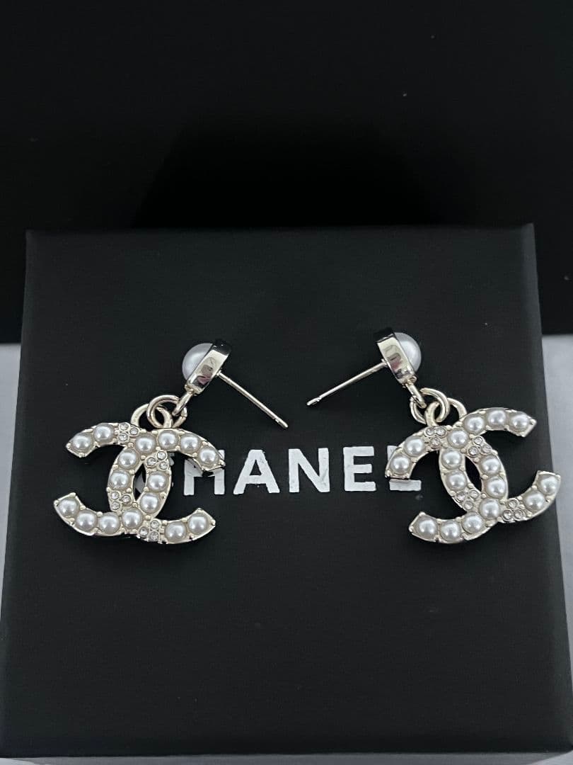 CHANEL パール付きロゴチャームイヤリング CHANEL パール付きロゴチャームイヤリング