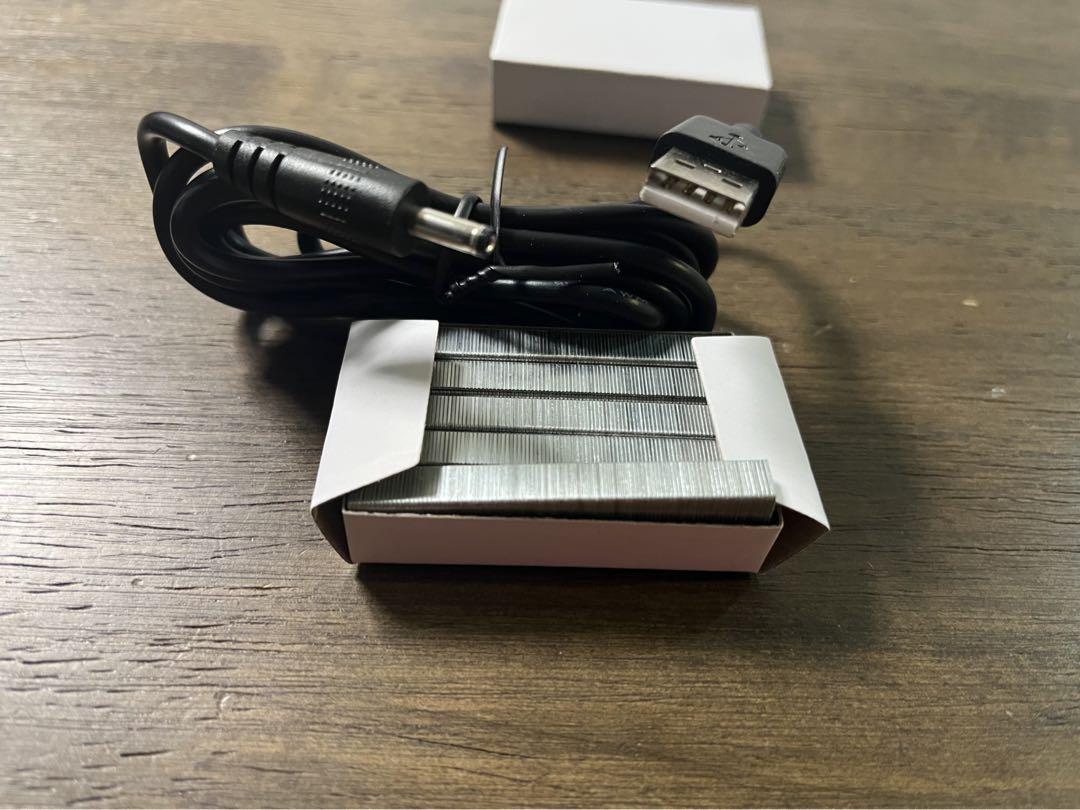 ⭐️電動ホッチキス 最大20枚 USB給電 単4電池 針1000本つき