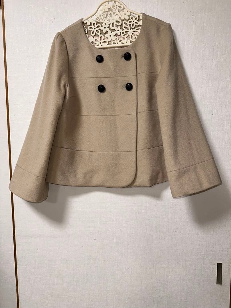 新品未使用ローズティアラ ベージュ ウールジャケット ダブルブレスト フレア袖 新品未使用ローズティアラ ベージュ ウールジャケット ダブルブレスト フレア袖