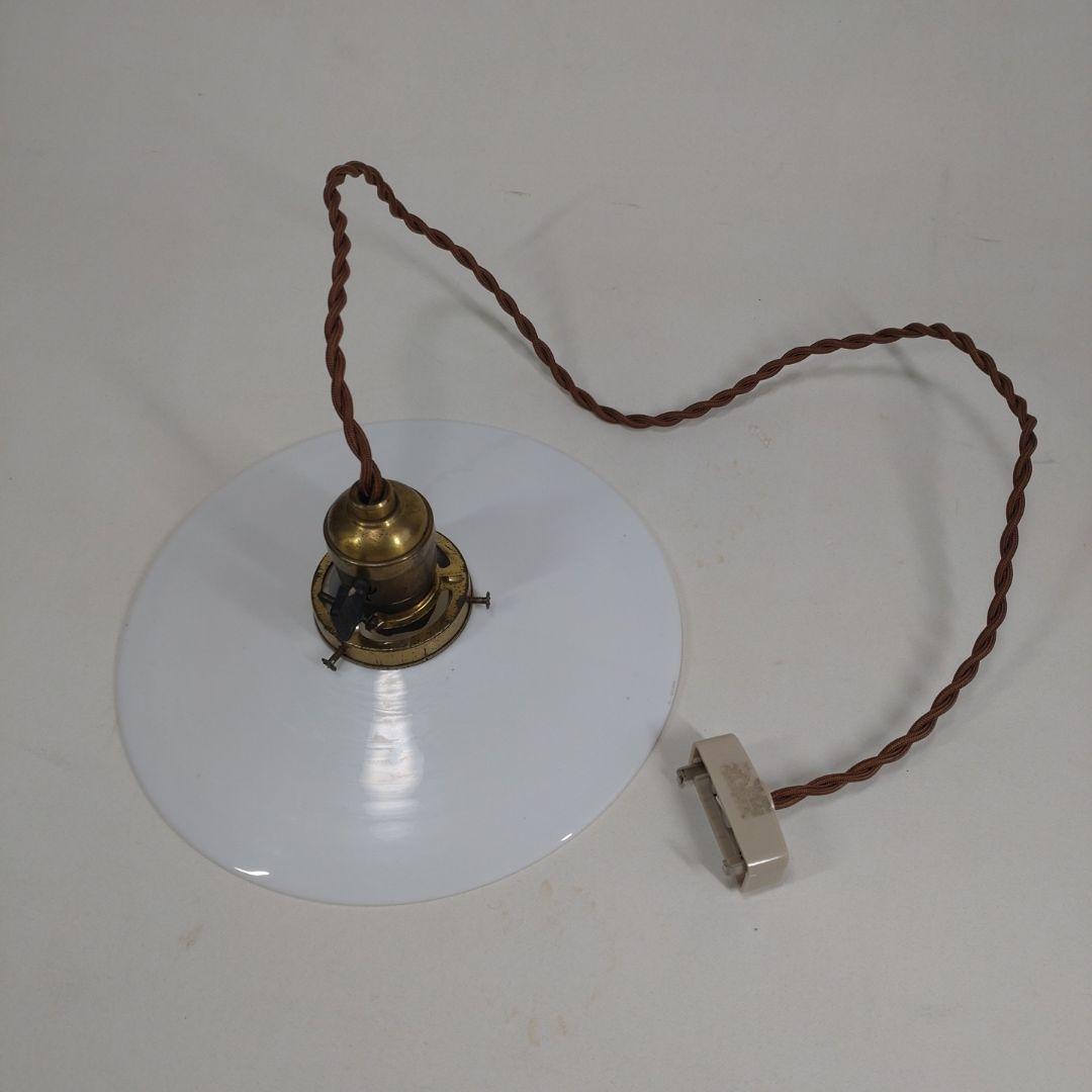 古い乳白色 電笠　ソケット付き