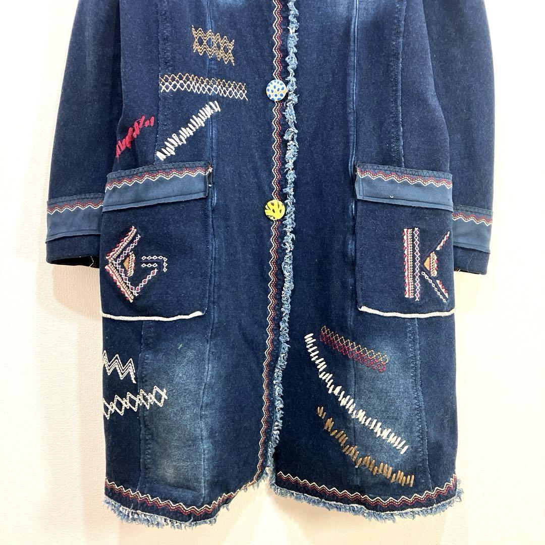 伊太利屋 ノーカラーロングジャケット　刺繍　デザインボタン　派手ブルーa1163