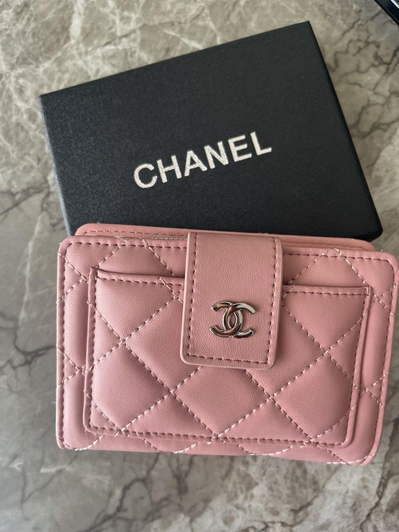 人気ブランドからコーディネートを探す CHANEL ピンク メルカリ - 二つ折り財布【本日即日発送可能です‼︎】 小物