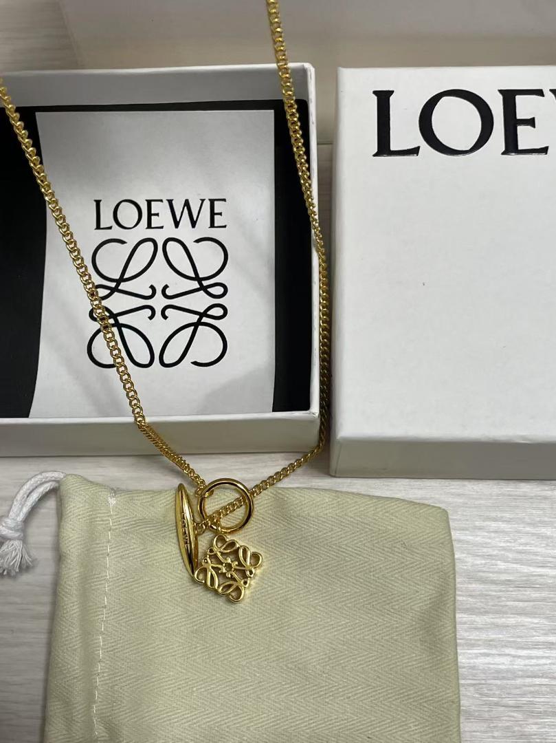 LOEWE ゴールド ネックレス ロゴチャーム付き