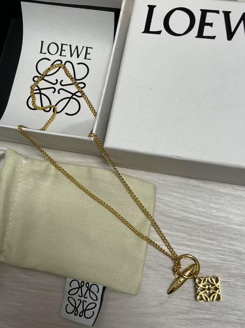 LOEWE ゴールド ネックレス ロゴチャーム付き - メルカリ