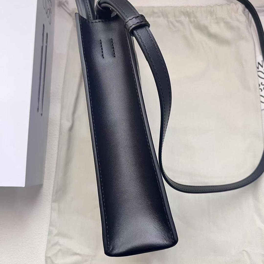 LOEWE ブラックレザーショルダーバッグ LOEWE ブラックレザーショルダーバッグ