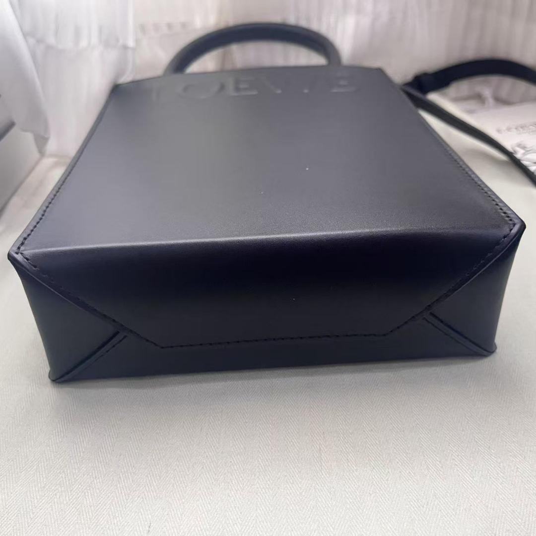 LOEWE ブラックレザーショルダーバッグ LOEWE ブラックレザーショルダーバッグ