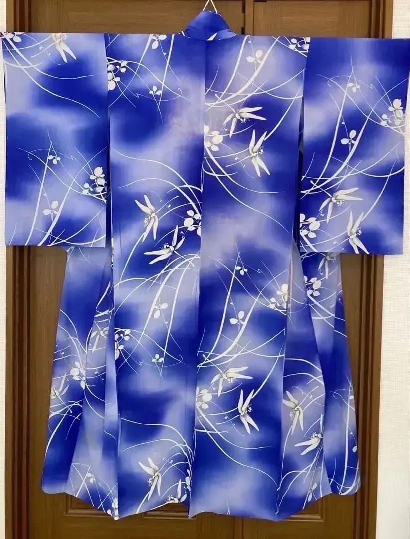 Antique Kimono 正絹縮緬 単衣 青色のグラデーション 絵柄は蜻蛉 Antique Kimono 正絹縮緬 単衣 青色のグラデーション 絵柄は蜻蛉