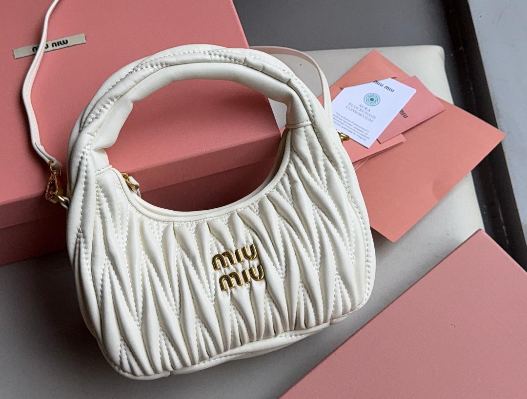 miu miu ホワイト ショルダーバッグ - メルカリ
