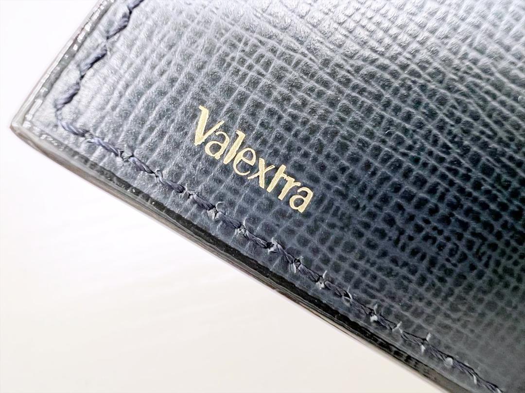 使用感なし　美品　ヴァレクストラ　小銭入れ付き二つ折り 4カード　二つ折り財布