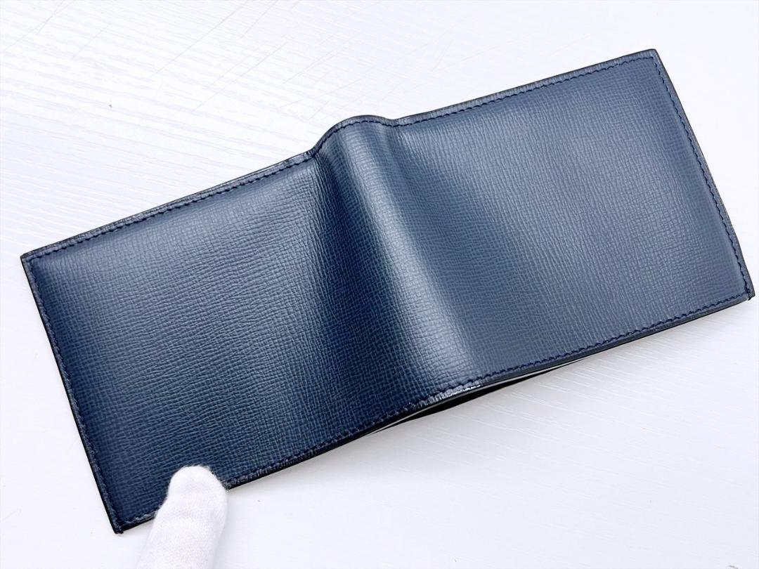 使用感なし　美品　ヴァレクストラ　小銭入れ付き二つ折り 4カード　二つ折り財布