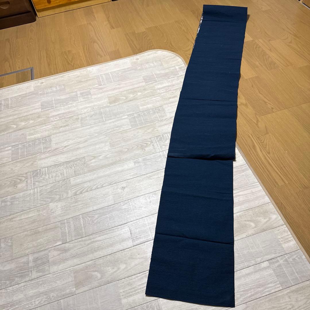 ネイビーブルーの花柄テーブルランナー目立った傷や汚れなし