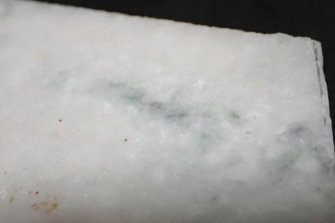 糸魚川翡翠　561グラム　姫川　原石　送料無料