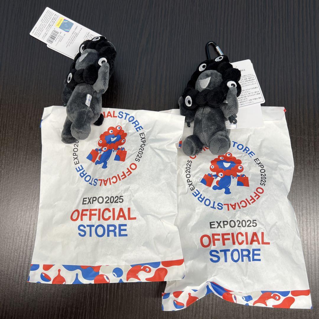黒ミャクミャクセット 座り、立ち姿の2種類。万博会場で紙包装テープ止め済み新品