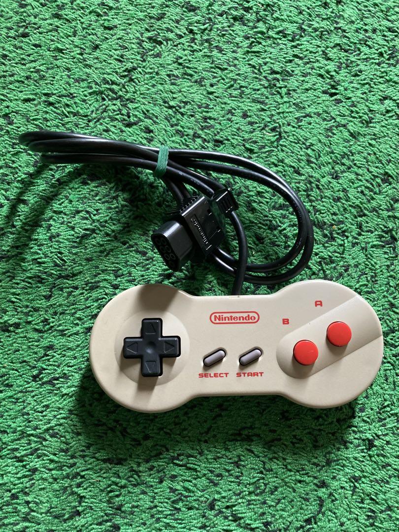 ニューファミコン 本体 コントローラー 2個セット 動作確認済み 動作確認済！ニューファミコン本体 コントローラー2個付き