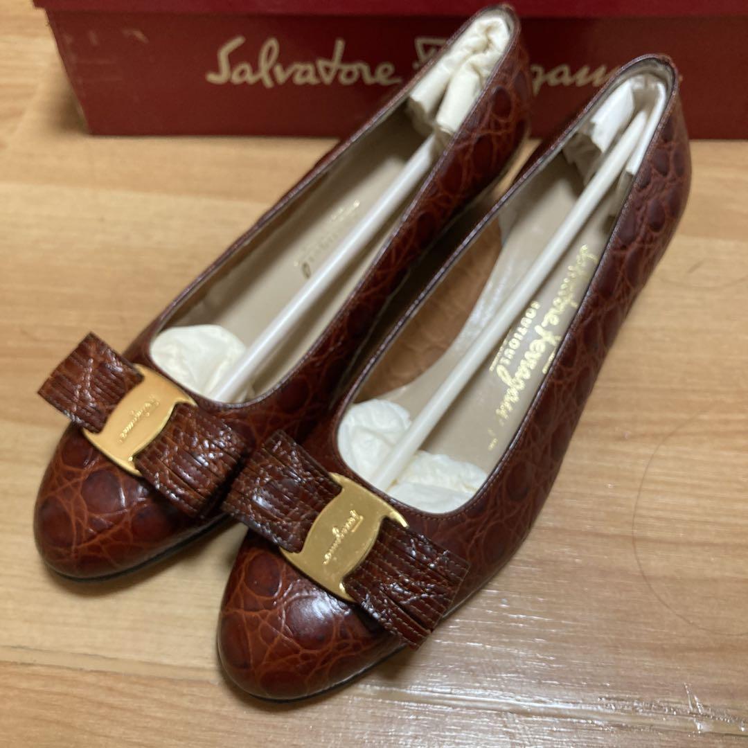 最終価格　【新品　訳あり特価】　フェラガモ ヴァラ　5 1/2C