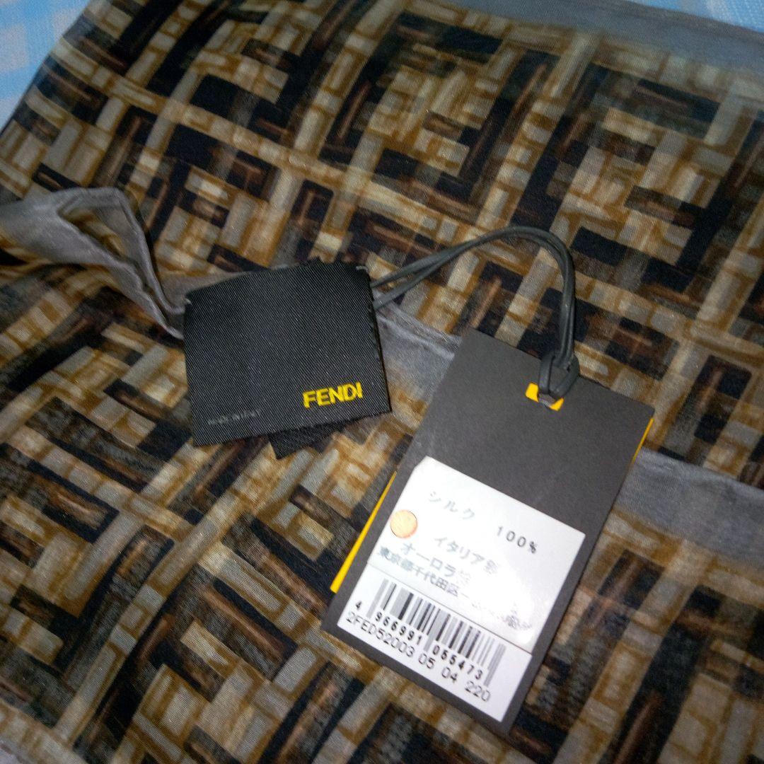 FENDI フェンディ 幾何学模様 シルクスカーフ 箱付き FENDI 幾何学模様 ズッカ柄 シルクスカーフ フェンディタグ付き
