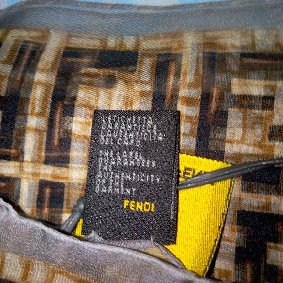 Fendi シルク スカーフ 幾何学模様82センチ Fendi シルク スカーフ 幾何学模様82センチ