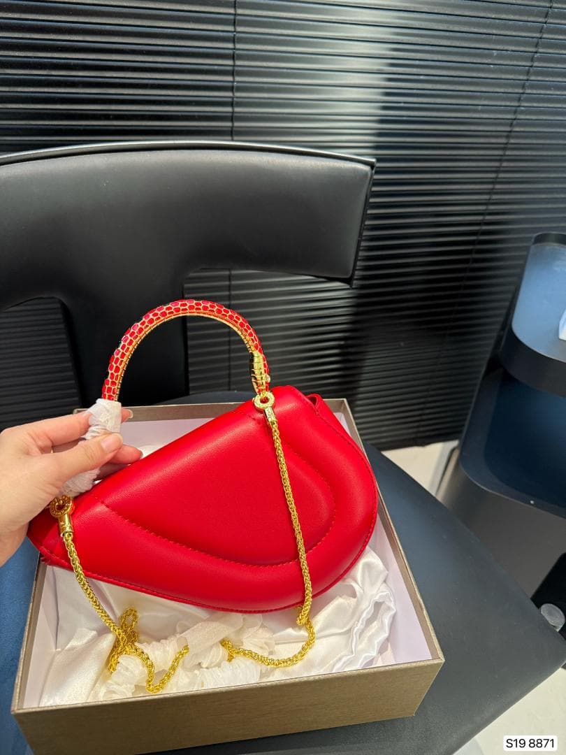 超人気BVLGARI赤色ハンドバッグ