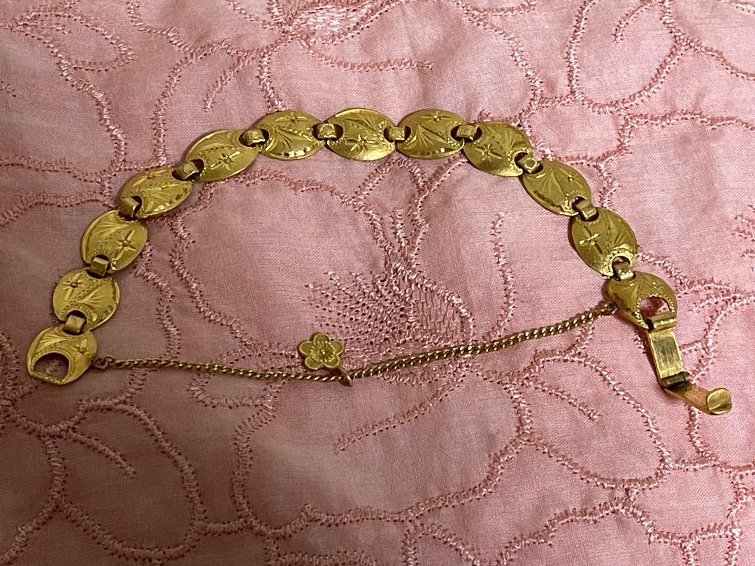 金色エンボス花模様ブレスレット