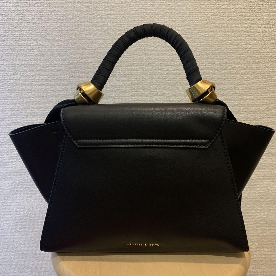 CHARLES & KEITH サテンプリーツドスカーフ トラペーズバッグ