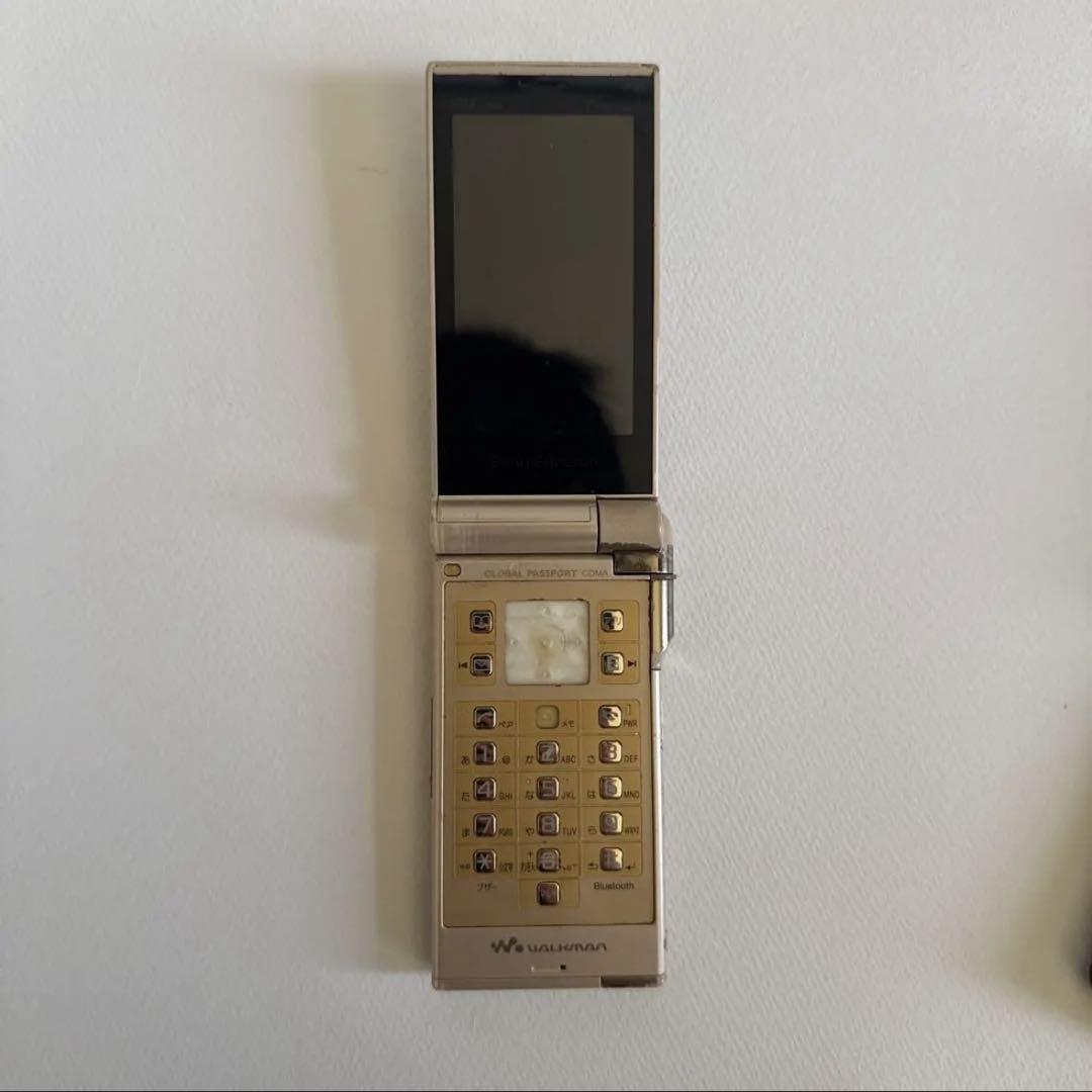 ガラケーデザイン”の折りたたみ式Androidスマホ「Mode1 RETRO II