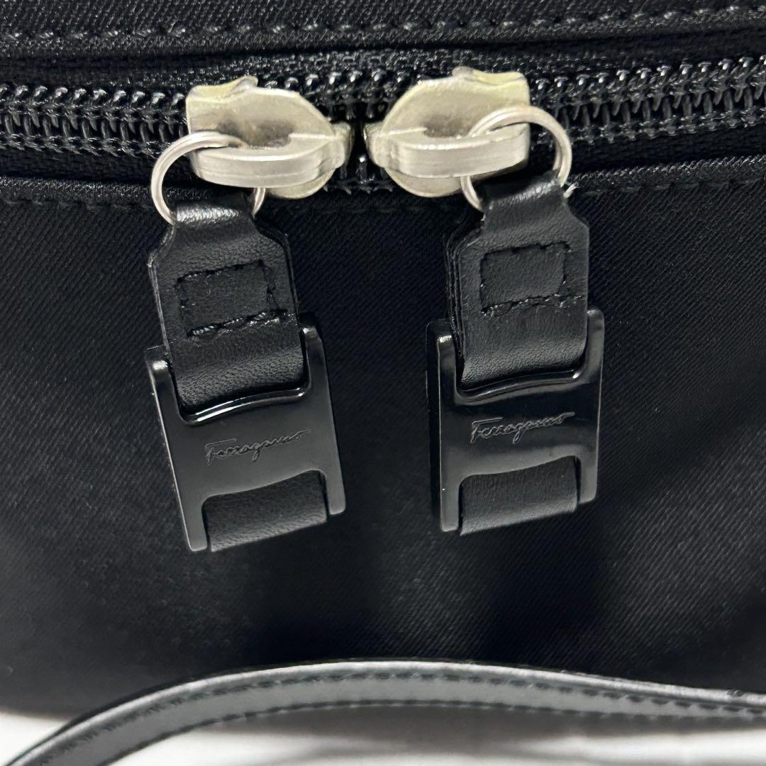 希少 Salvatore Ferragamo サルヴァトーレフェラガモ ヴァラ