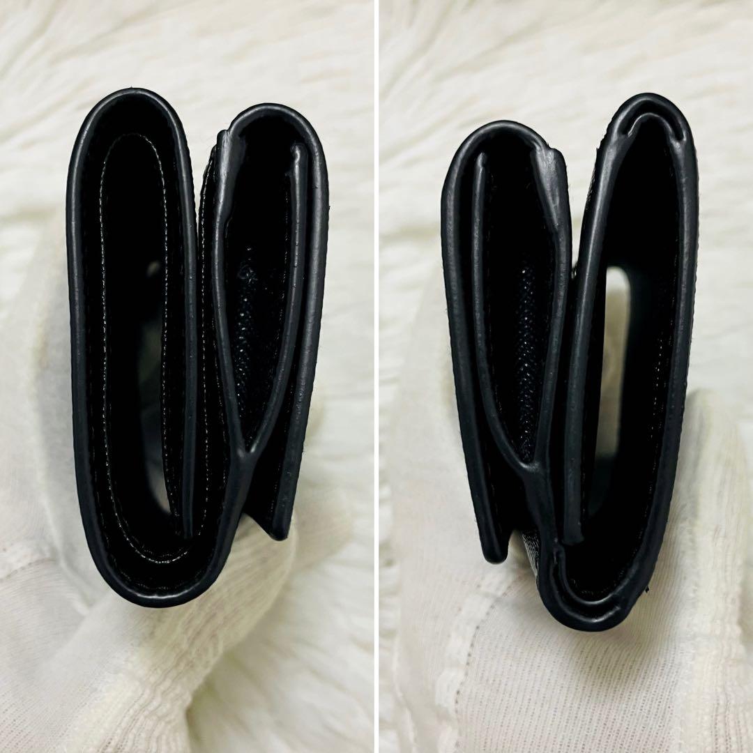 【未使用級】プラダ サフィアーノ レター型 三角プレート プラダ三つ折り財布 サフィアーノレザー 三角プレート - 小物