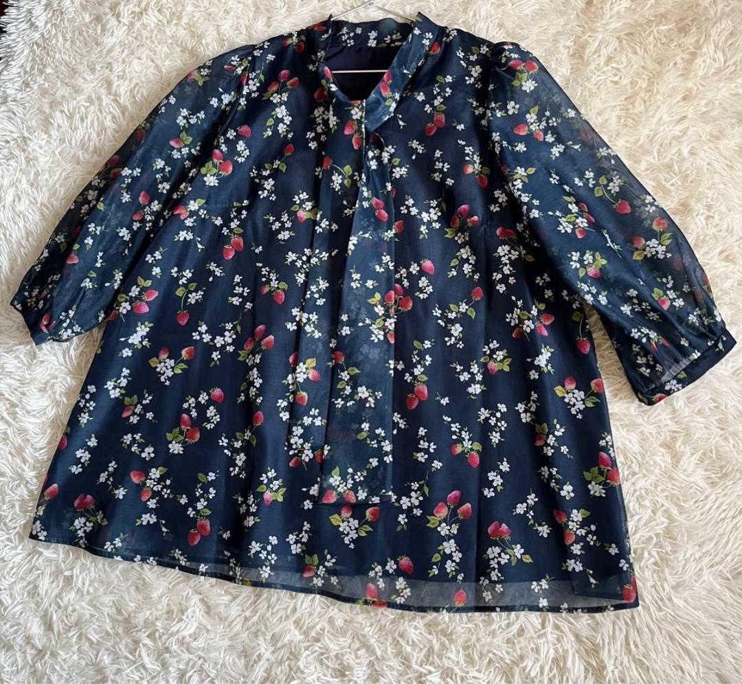 美品Rose Tiaraローズティアラ46ブラウスボウタイいちご柄