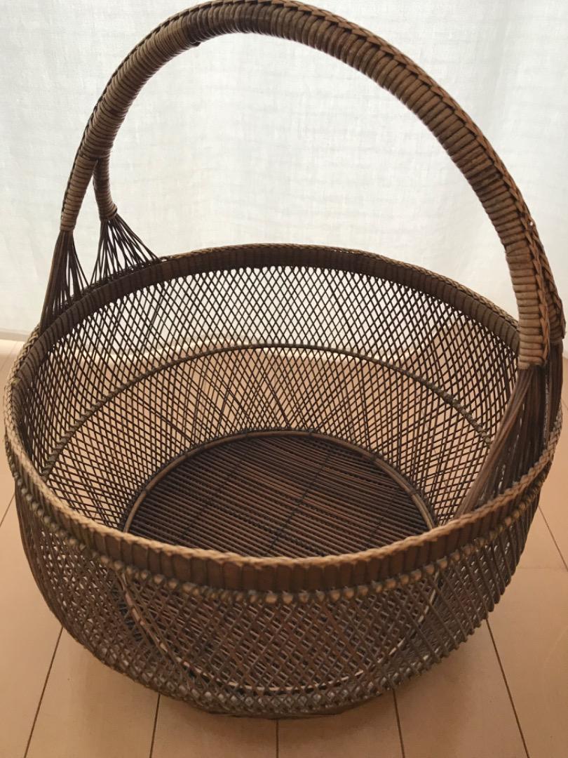 植物の蔓で職人が作ったかご