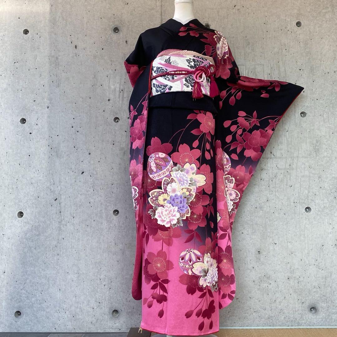 正絹　振袖　ラインストーン、花柄　黒地にピンク系
