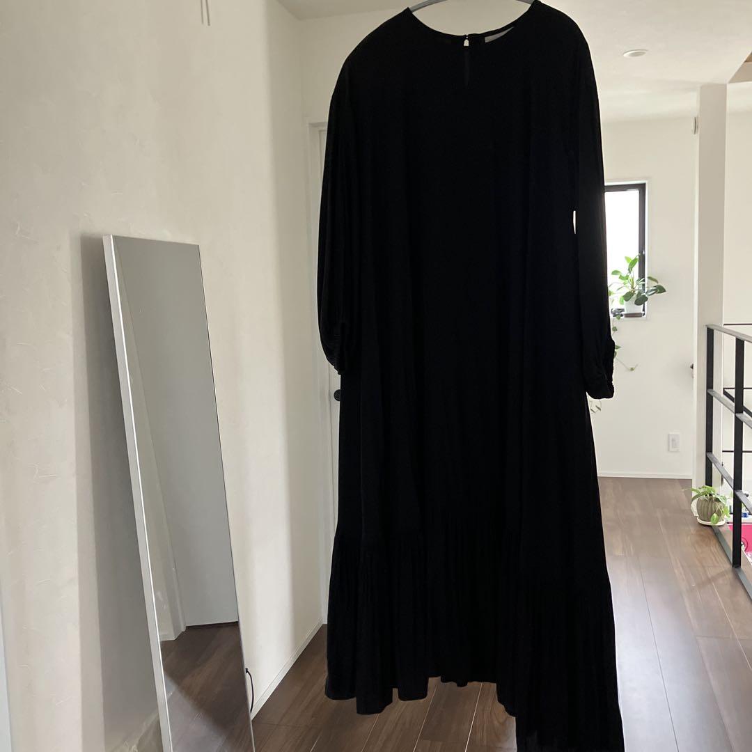 黒の長袖ロングワンピース