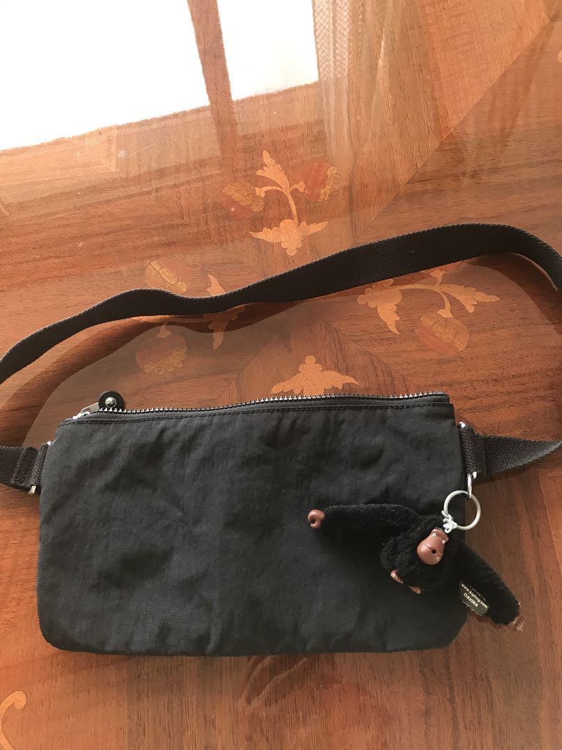 Kiplingボディバッグ 猿のチャーム付き