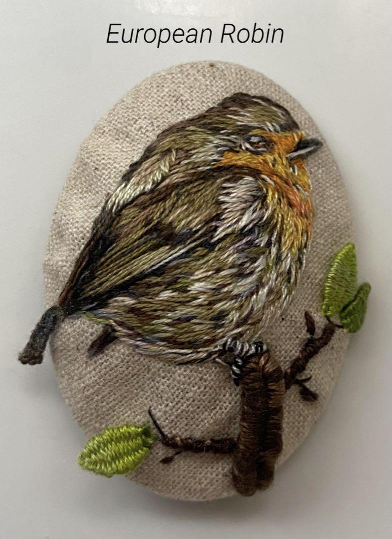 くるみボタン　鳥刺繍　ブローチ