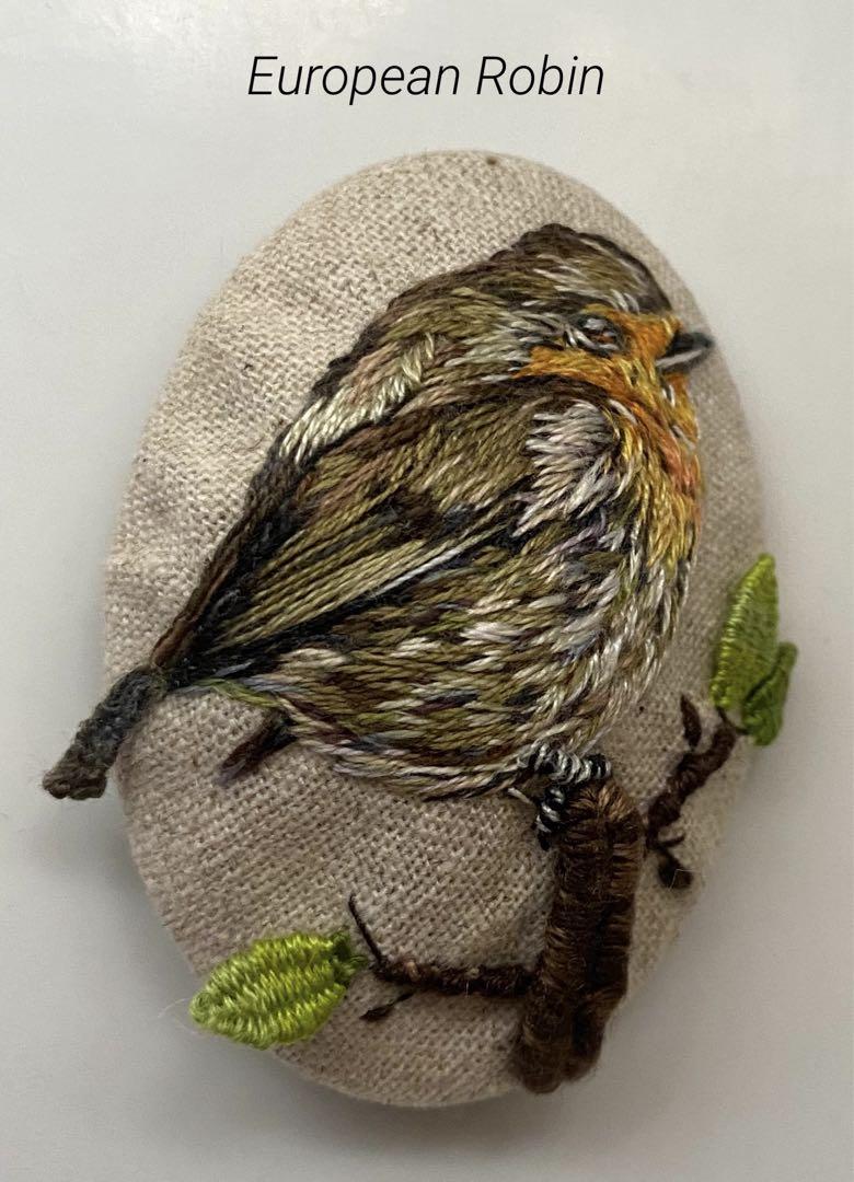 くるみボタン　鳥刺繍　ブローチ