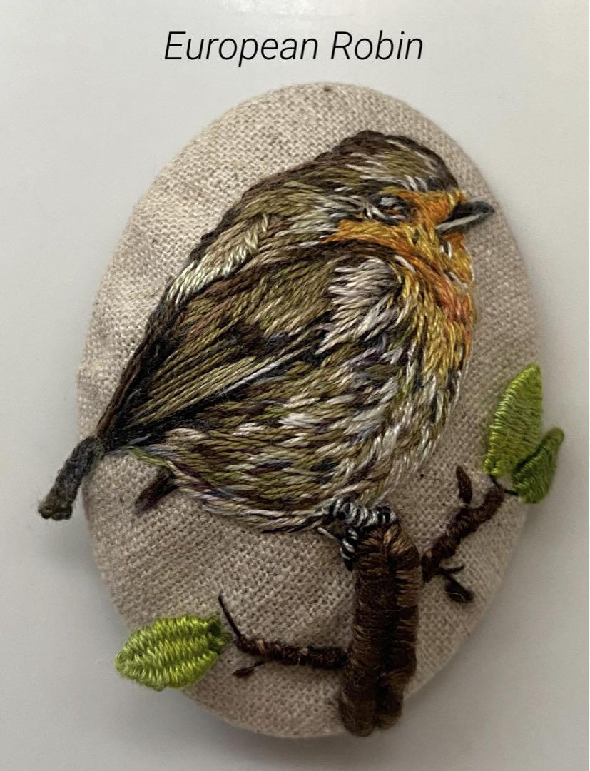 くるみボタン　鳥刺繍　ブローチ