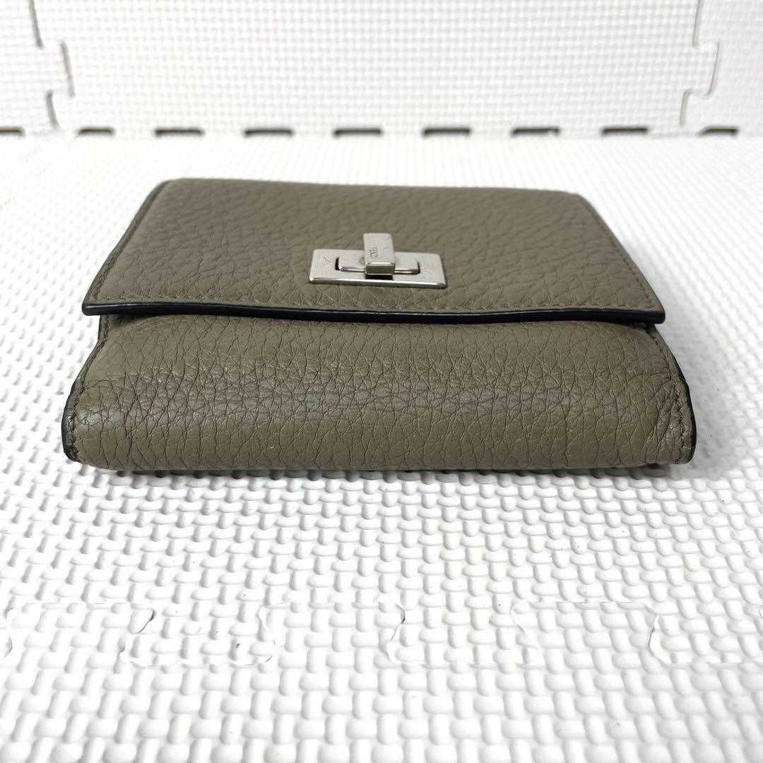 美品 フェンディ ピーカーブー 二つ折り財布 ターンロック