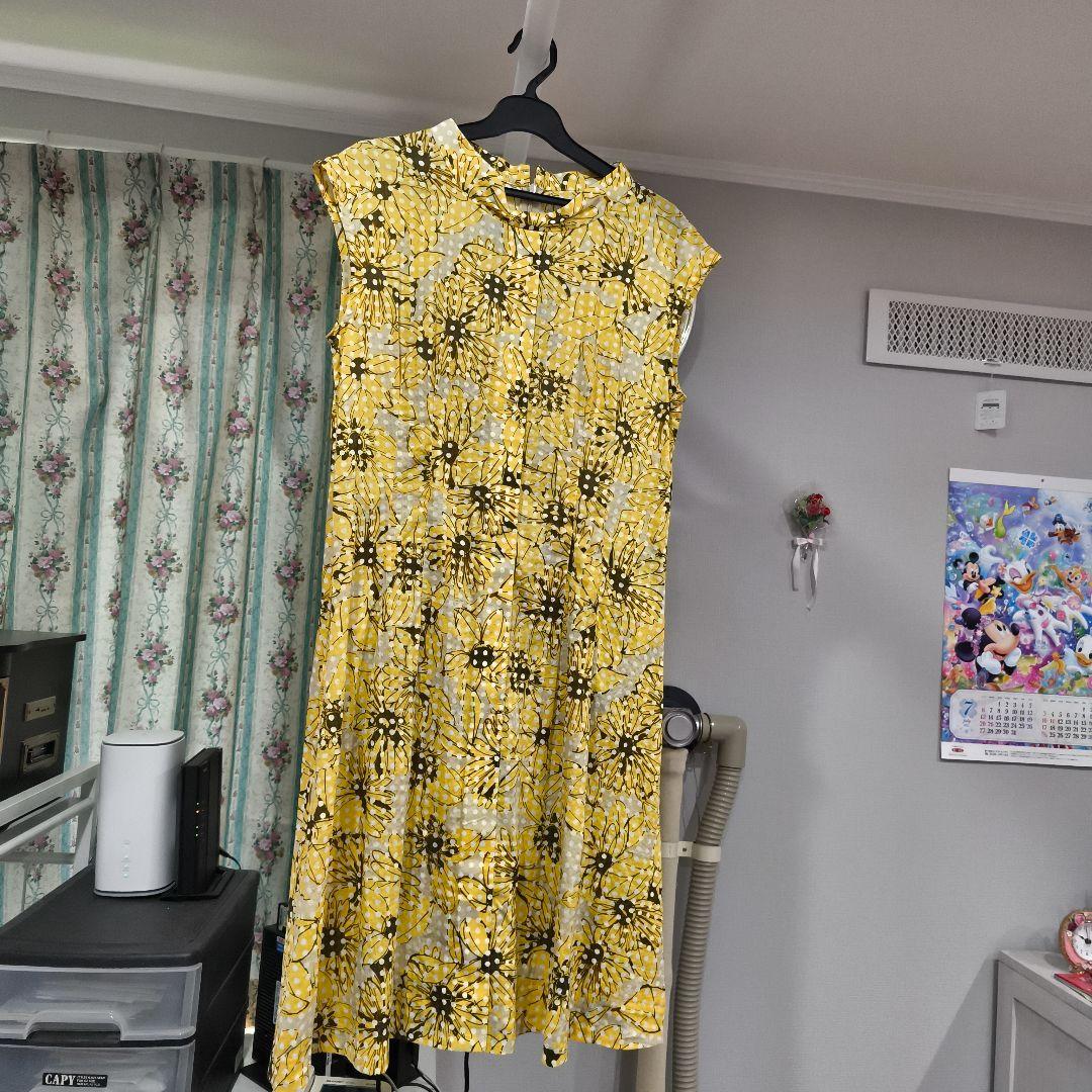 ひまわり柄の膝丈ワンピースです。