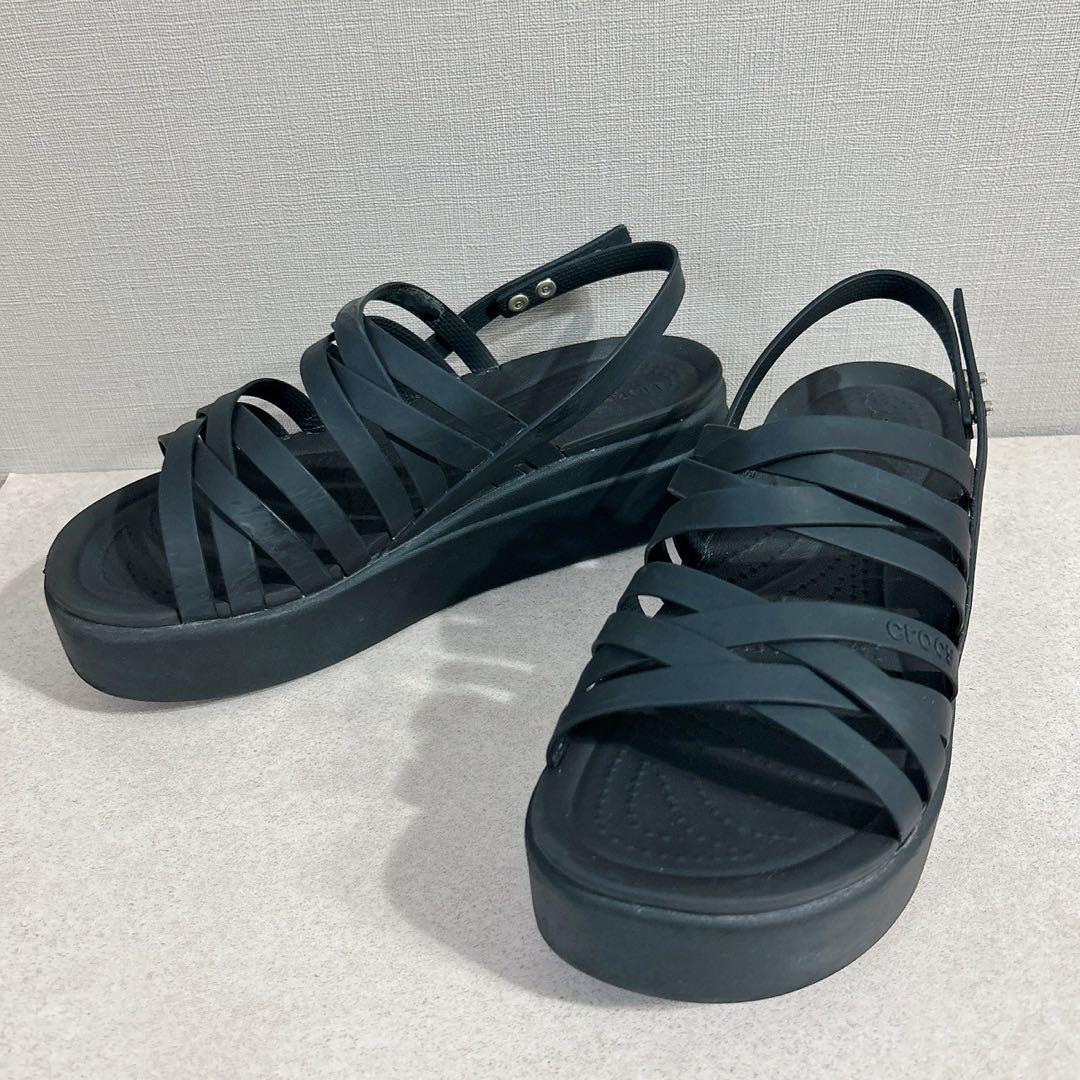 未使用級☆Crocs Brooklyn Strappy 厚底サンダル 黒 23
