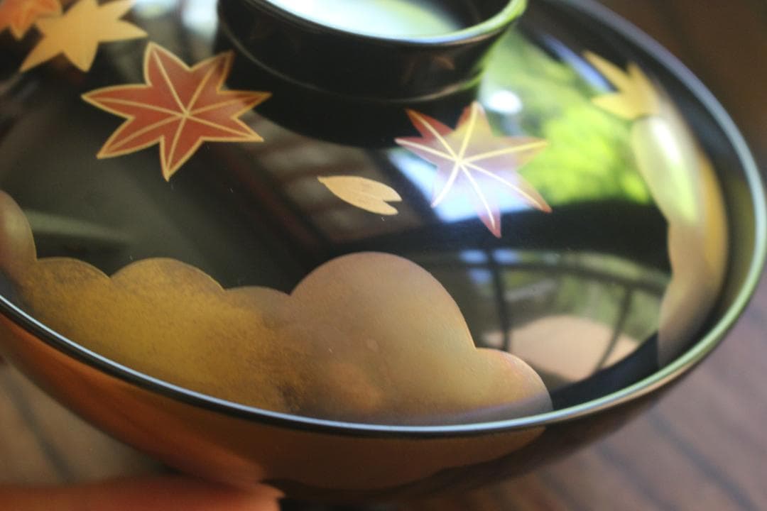 上質黒漆に優美な紅葉蒔絵の映えるお椀2点（検輪島塗懐石椀蒔絵椀雑煮椀