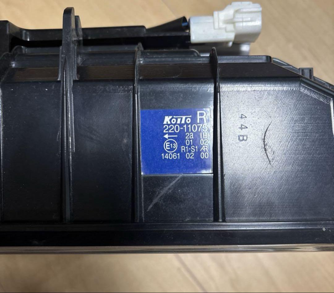 【新車外し】小糸　オールLED テールランプ　KOITO 3連タイプ　左右セット