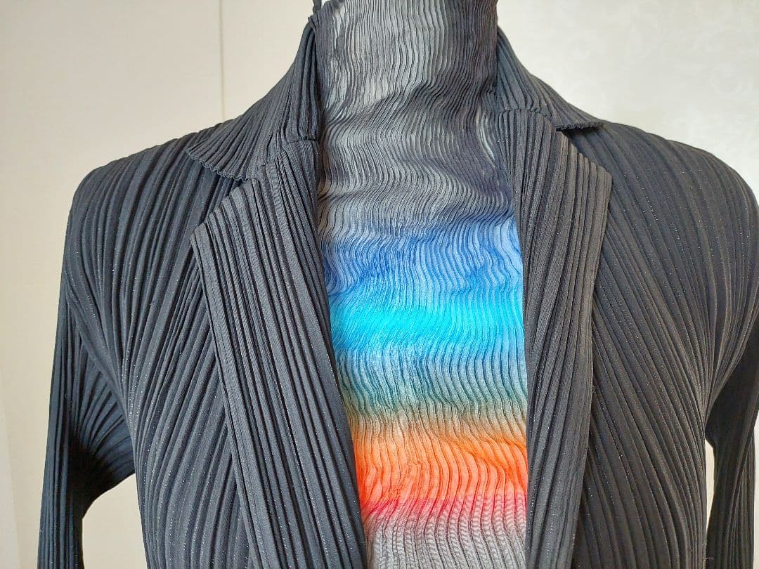 寂しさを和らげる イッセイミヤケ▪︎ISSEY MIYAKE FETE▪︎黒地銀糸織り込みプリーツM・ISSEY MIYAKE