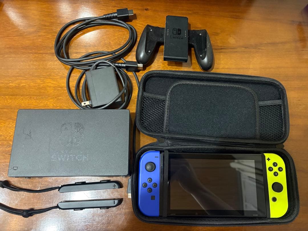 Nintendo Switch 本体 + 付属品 9,360円