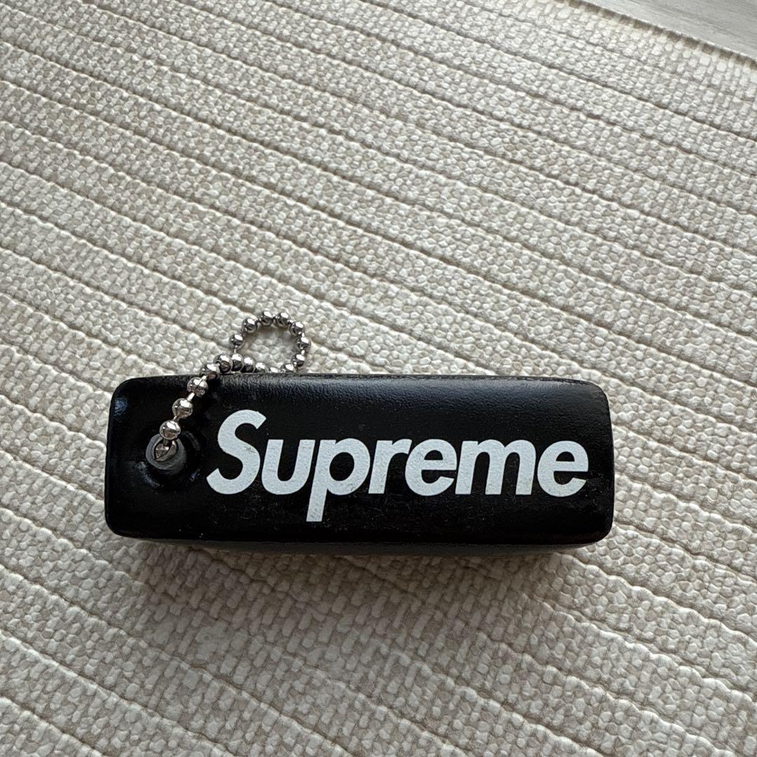 supreme floating keychain ブラック - メルカリ