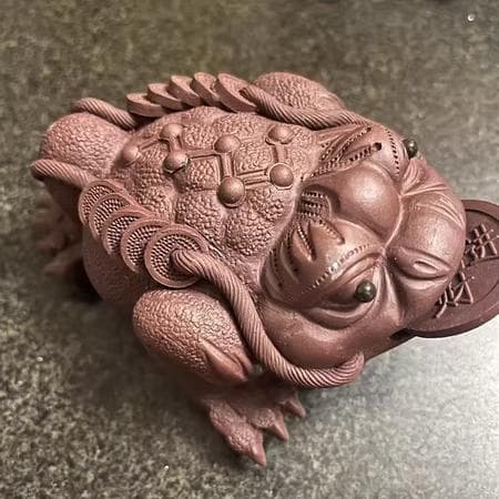 樹脂製カエルの彫刻 赤紫色 約10cm目立った傷や汚れなし