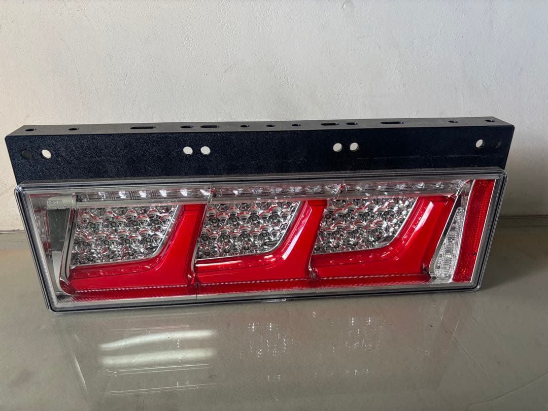 小糸製作所テールランプ三連 左右 ノーマルタイプ目立った傷や汚れなし BRIGHTFACE_UK