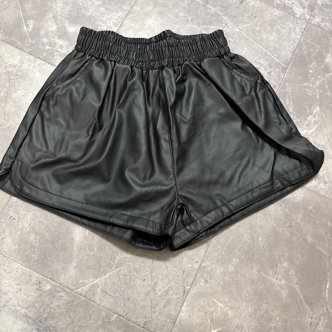 【サラ】【新品】黒 合成皮革 ショートパンツ サイズ0 ZARA - ZARA 合成皮革 ハイウエストショートパンツの通販 by