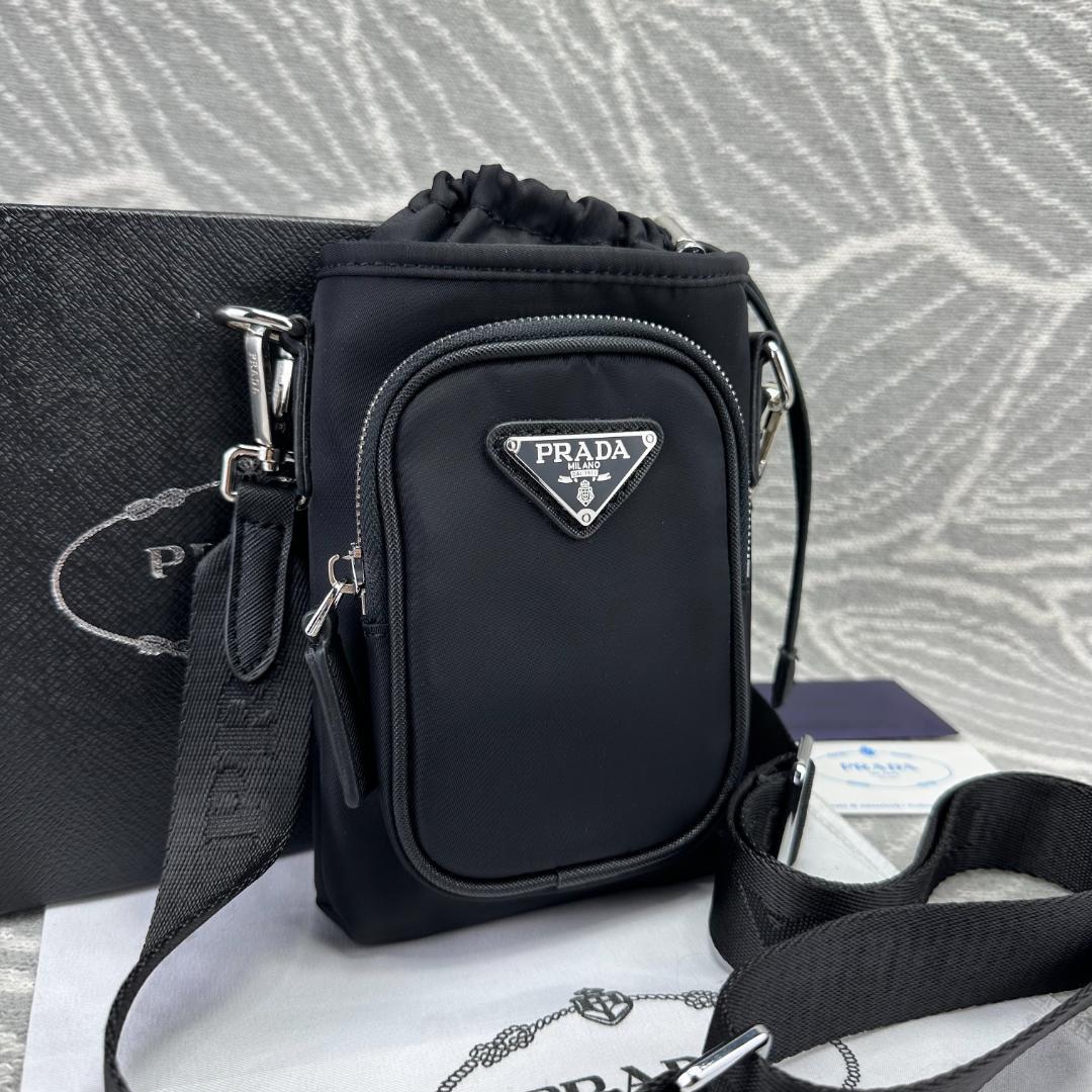 PRADA ブラック ショルダーバッグ スマホ用 PRADA ブラック スマホショルダーバッグ - メルカリ