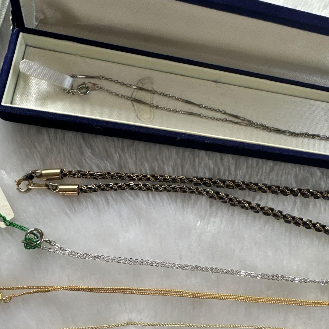 多様なデザインのネックレス、ピアス、リングを含むアクセサリーセット 含未使用品